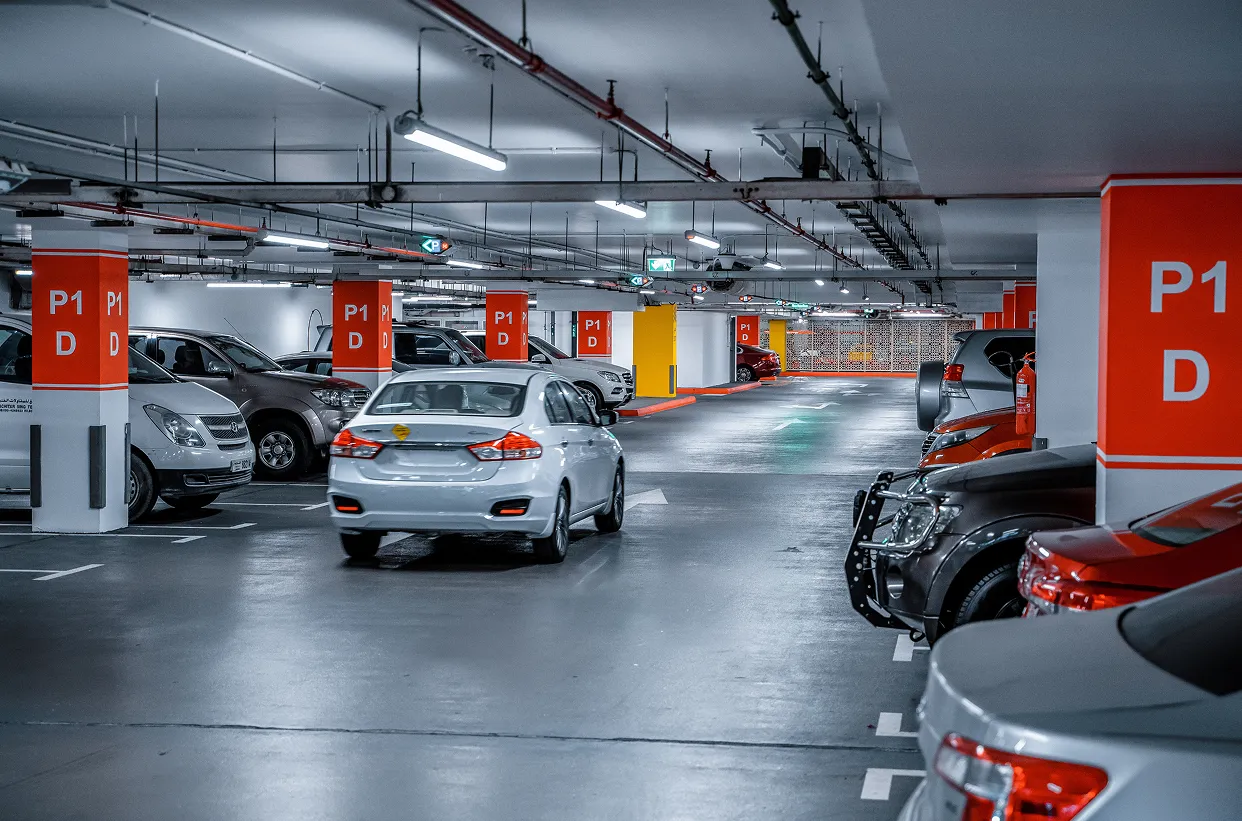 conDeskImg